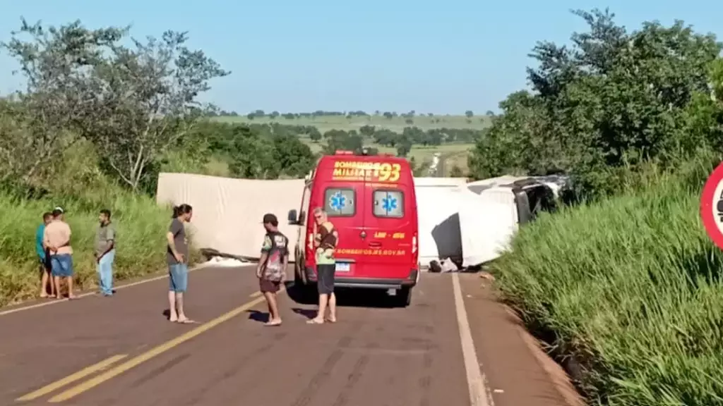 Carreta tomba na MS-040 e bloqueia pista em Santa Rita do Pardo